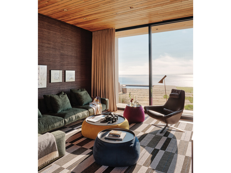 Dossier de presse | 2757-26 - Communiqué de presse | Modern Sustainability in Big Sur - Studio Schicketanz - Architecture résidentielle -   The media room showcases a darker furniture palette with Flexform's cozy "Soft Dream" sectional, B&amp;B Italia "Fat Fat Lady" poufs and a "Metropolitan" arm chair. The dark woven Philip Jeffries wall covering sets the mood for relaxation. - Crédit photo : Joe Fletcher Photography
