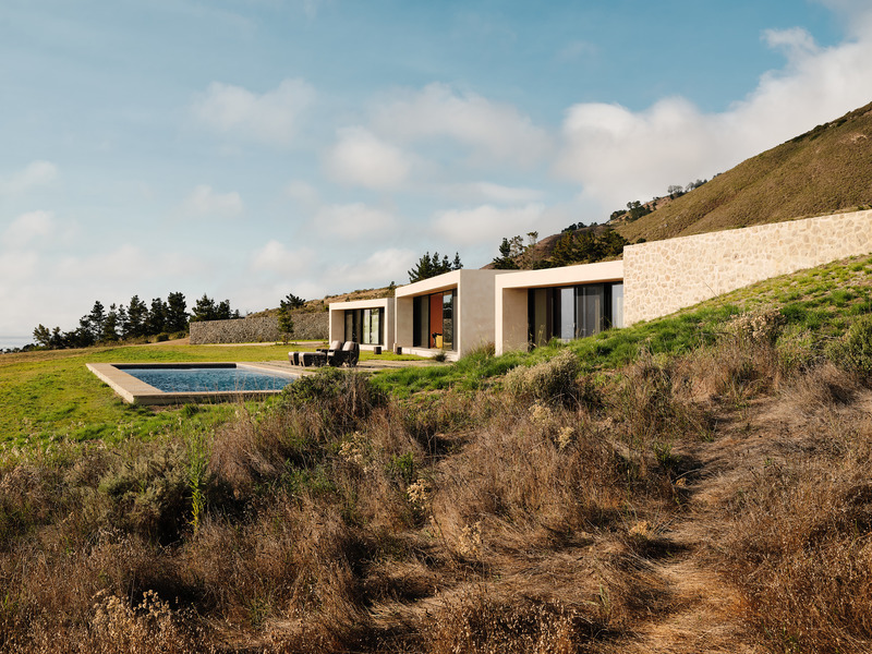 Dossier de presse | 2757-26 - Communiqué de presse | Modern Sustainability in Big Sur - Studio Schicketanz - Architecture résidentielle -  The team took inspiration from the surrounding landscape, cutting a shelf into the gentle hillside to make the home feel one with nature.  - Crédit photo : Joe Fletcher Photography