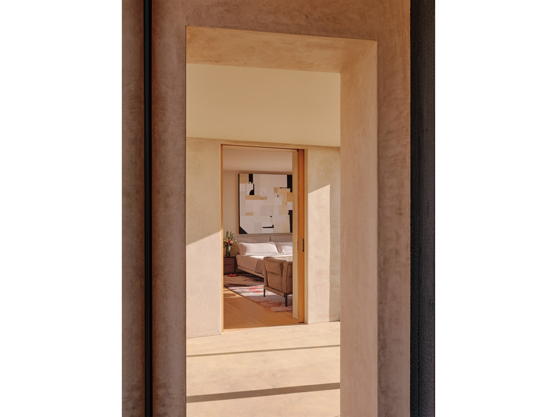 Dossier de presse | 2757-26 - Communiqué de presse | Modern Sustainability in Big Sur - Studio Schicketanz - Architecture résidentielle -   A view from across the living spaces looking into the primary bedroom.     - Crédit photo : Joe Fletcher Photography