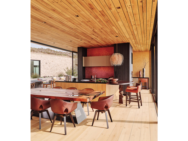 Dossier de presse | 2757-26 - Communiqué de presse | Modern Sustainability in Big Sur - Studio Schicketanz - Architecture résidentielle -   In the kitchen, cabinetry by Sozo Studio is suspended in front of a raspberry and gold tile mosaic by Bisazza that was inspired by the Mark Rothko painting "White Center."  - Crédit photo : Joe Fletcher Photography