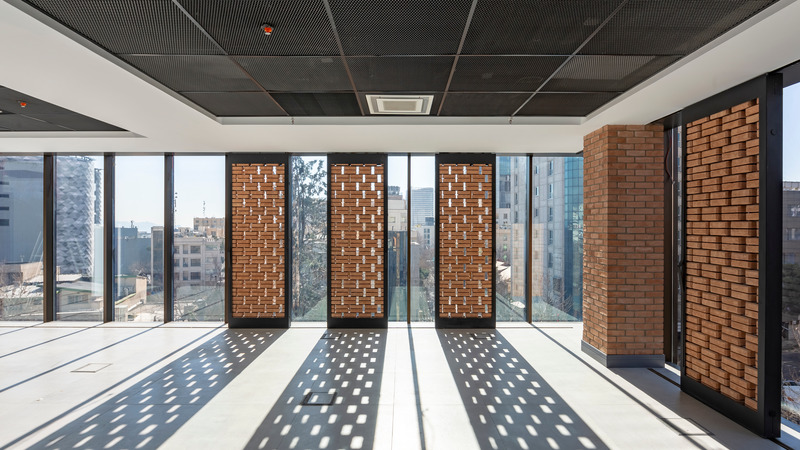 Dossier de presse | 5831-01 - Communiqué de presse | Zomorrod 11: Bricks on The Move - Ákaran Architects - Architecture commerciale - Mobile Brick modules on rails - Crédit photo : Parham Taghioff