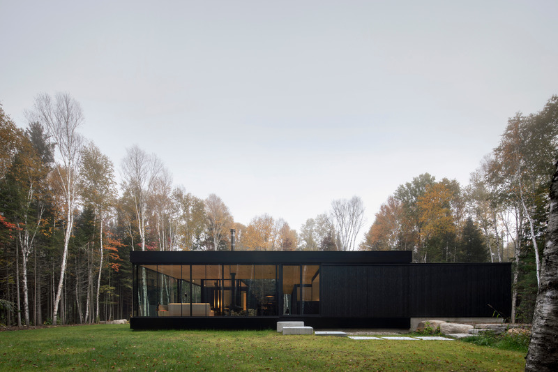 Press kit | 1317-18 - Press release | The Apple Tree house: A Modernist Glass Residence Embracing Nature at its Core - ACDF Architecture - Residential Architecture - Photo credit: Adrien Williams