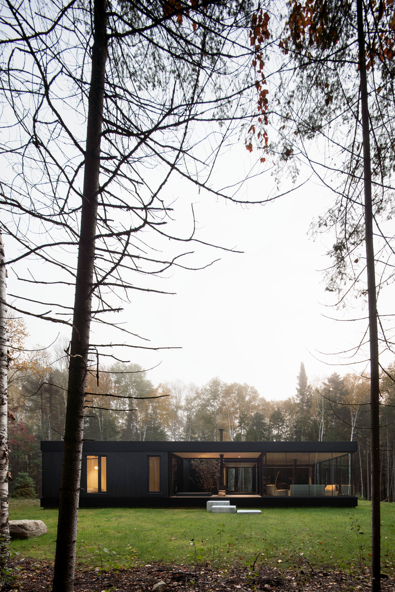 Press kit | 1317-18 - Press release | The Apple Tree house: A Modernist Glass Residence Embracing Nature at its Core - ACDF Architecture - Residential Architecture - Photo credit: Adrien Williams