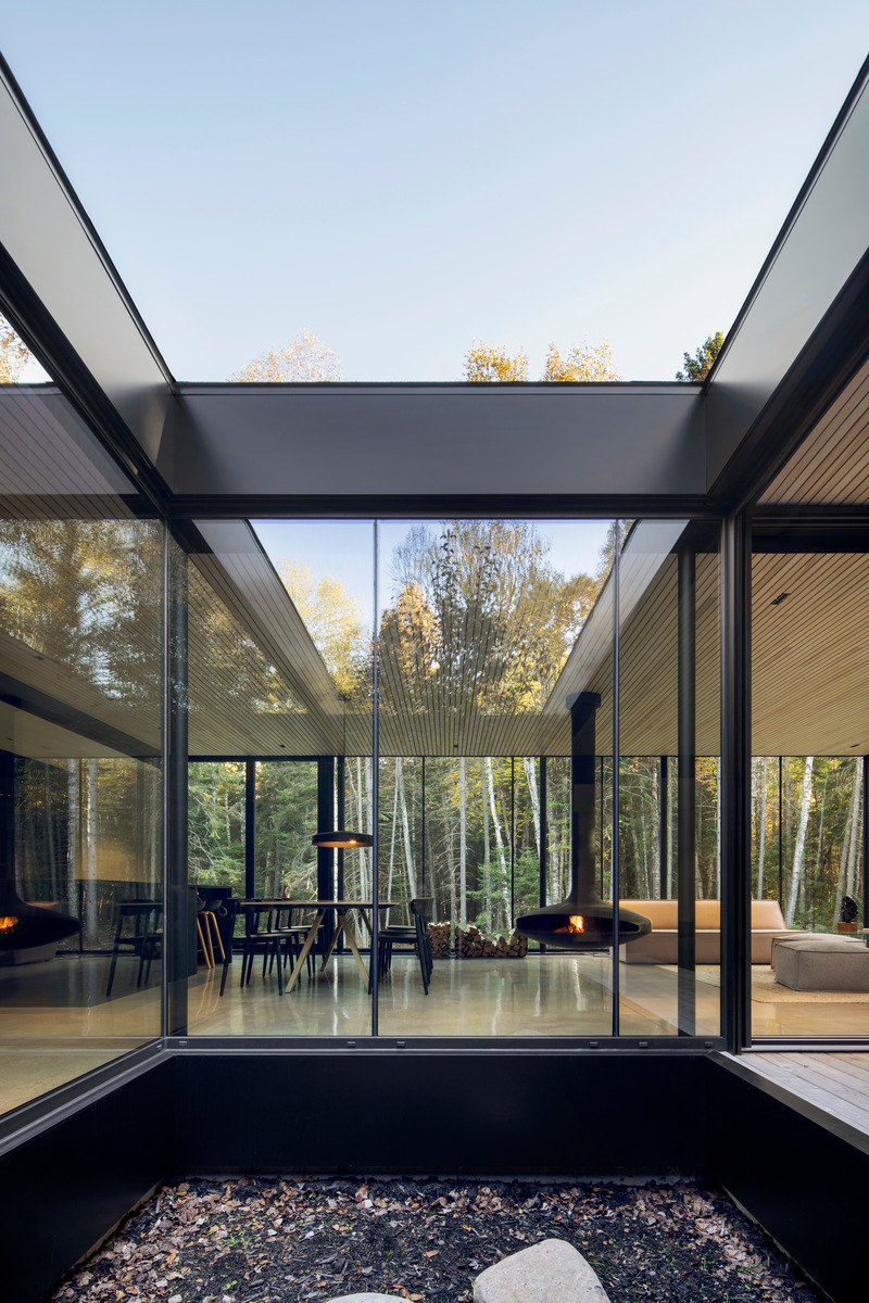 Press kit | 1317-18 - Press release | The Apple Tree house: A Modernist Glass Residence Embracing Nature at its Core - ACDF Architecture - Residential Architecture - Photo credit: Adrien Williams