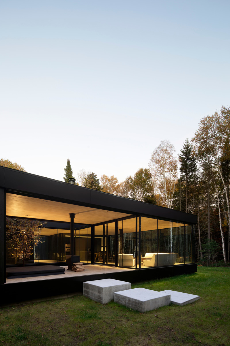 Press kit | 1317-18 - Press release | The Apple Tree house: A Modernist Glass Residence Embracing Nature at its Core - ACDF Architecture - Residential Architecture - Photo credit: Adrien Williams