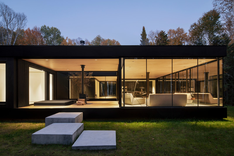 Press kit | 1317-18 - Press release | The Apple Tree house: A Modernist Glass Residence Embracing Nature at its Core - ACDF Architecture - Residential Architecture - Photo credit: Adrien Williams