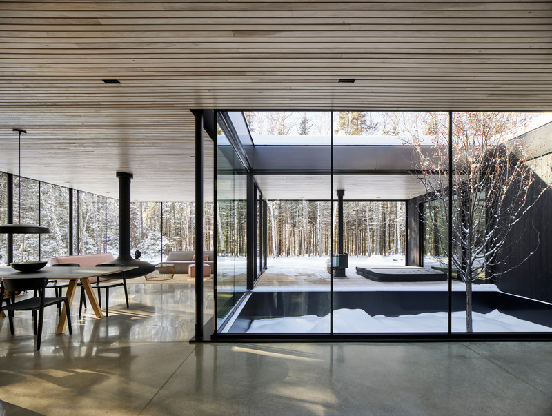 Press kit | 1317-18 - Press release | The Apple Tree house: A Modernist Glass Residence Embracing Nature at its Core - ACDF Architecture - Residential Architecture - Photo credit: Adrien Williams
