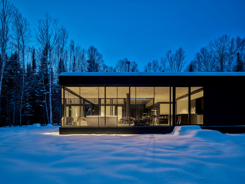 Press kit | 1317-18 - Press release | The Apple Tree house: A Modernist Glass Residence Embracing Nature at its Core - ACDF Architecture - Residential Architecture - Photo credit: Adrien Williams