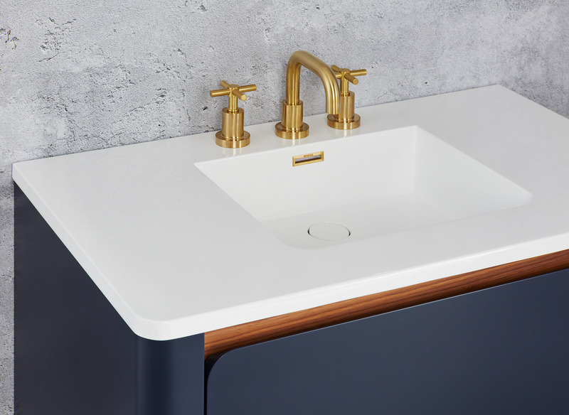 Dossier de presse | 2342-09 - Communiqué de presse | Lancement de la collection Bauhaus de WETSTYLE : un monde infini de possibilités - WETSTYLE - Produit -  Vanité Bauhaus de 36 po - Comptoir et évier, fini lustré avec trop-plein en laiton satiné   - Crédit photo : Pierre-Luc Dufour