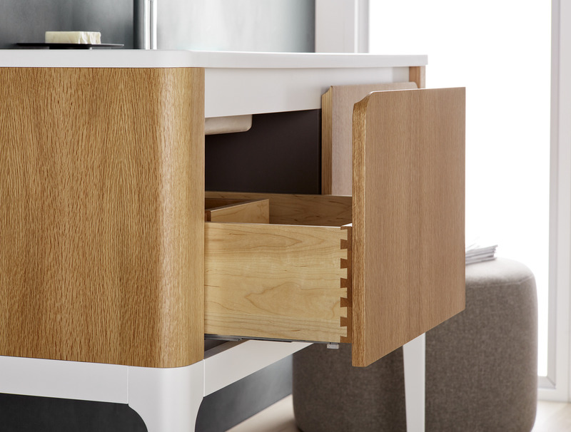 Dossier de presse | 2342-09 - Communiqué de presse | Lancement de la collection Bauhaus de WETSTYLE : un monde infini de possibilités - WETSTYLE - Produit -  Vanité Bauhaus de 60 po sur pattes - Chêne naturel, blanc mat, avec tiroir en érable en queue d'aronde - Crédit photo : Pierre-Luc Dufour
