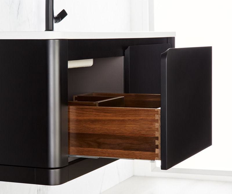 Dossier de presse | 2342-09 - Communiqué de presse | Lancement de la collection Bauhaus de WETSTYLE : un monde infini de possibilités - WETSTYLE - Produit -   Vanité Bauhaus murale de 48 po - Noir mat, avec tiroir en noyer massif - Crédit photo : Pierre-Luc Dufour