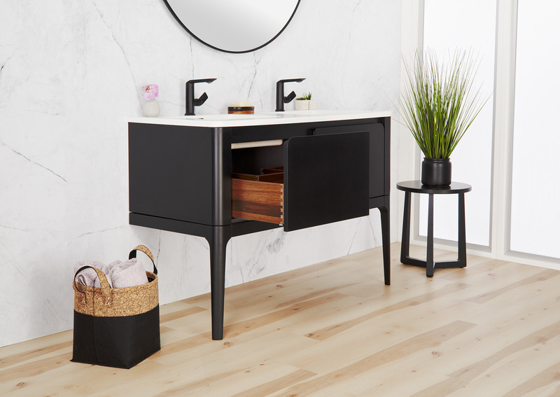 Dossier de presse | 2342-09 - Communiqué de presse | Lancement de la collection Bauhaus de WETSTYLE : un monde infini de possibilités - WETSTYLE - Produit -  Vanité Bauhaus de 48 po sur pattes - Noir mat, avec tiroir en noyer massif - Crédit photo : Pierre-Luc Dufour