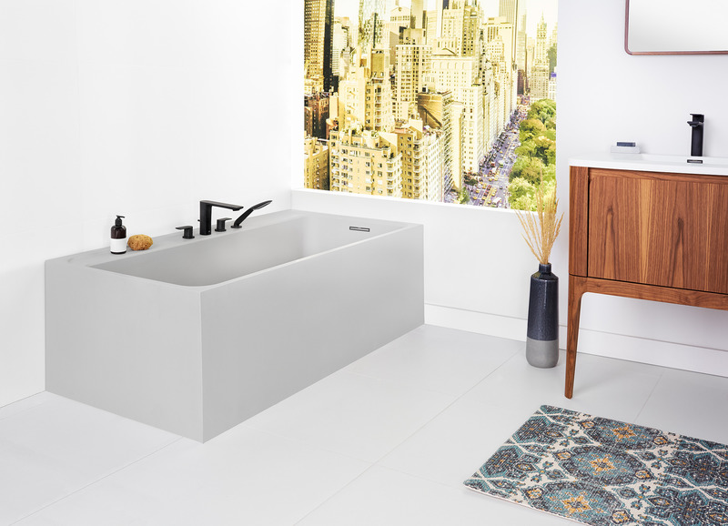 Dossier de presse | 2342-09 - Communiqué de presse | Lancement de la collection Bauhaus de WETSTYLE : un monde infini de possibilités - WETSTYLE - Produit -  BLB03R Baignoire en alcove, gris mat - avec drain et trop-plein noir  (trous pour robinetterie optionnels) - Crédit photo :  Pierre-Luc Dufour 