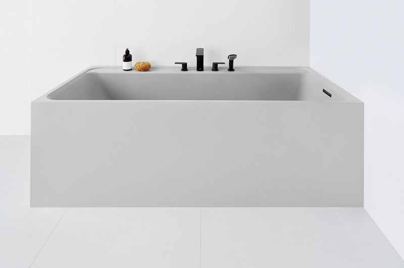 Dossier de presse | 2342-09 - Communiqué de presse | Lancement de la collection Bauhaus de WETSTYLE : un monde infini de possibilités - WETSTYLE - Produit -  BLB03R Baignoire en alcove, gris mat - avec drain et trop-plein noir (trous pour robinetterie optionnels)  - Crédit photo : Pierre-Luc Dufour
