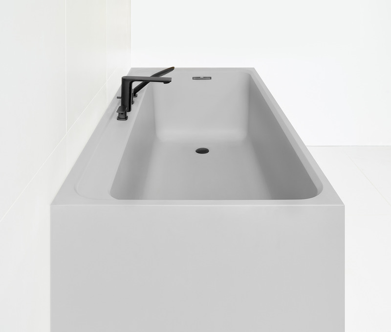 Dossier de presse | 2342-09 - Communiqué de presse | Lancement de la collection Bauhaus de WETSTYLE : un monde infini de possibilités - WETSTYLE - Produit -  BLB03R Baignoire en alcove, gris mat - avec drain et trop-plein noir (trous pour robinetterie optionnels)  - Crédit photo : Pierre-Luc Dufour