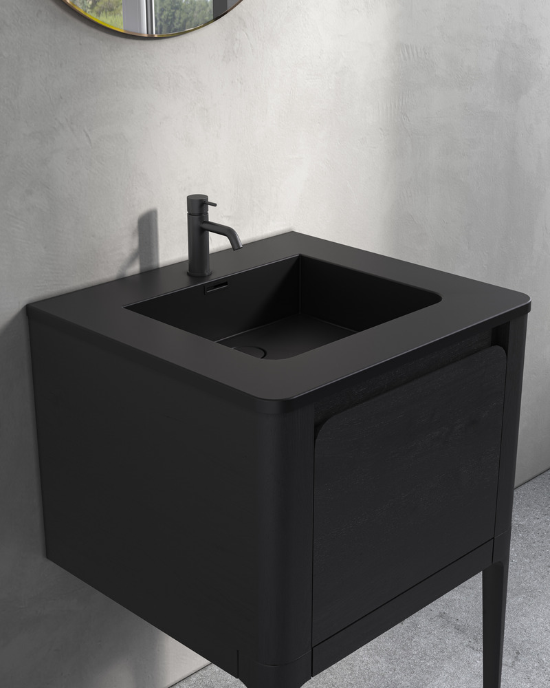 Dossier de presse | 2342-09 - Communiqué de presse | Lancement de la collection Bauhaus de WETSTYLE : un monde infini de possibilités - WETSTYLE - Produit -  Vanité Bauhaus de 24 po sur pattes - Chêne noir, avec comptoir et évier noir mat  - Crédit photo : Pierre-Luc Dufour