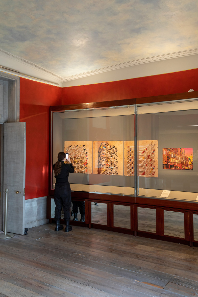 Dossier de presse | 2317-07 - Communiqué de presse | Announcement of The Overall Winner of The Architecture Drawing Prize - Make Architects - Art - The Architecture Drawing Prize exhibition at The Sir John Soane's Museum_6 - Crédit photo : Martina Ferrara