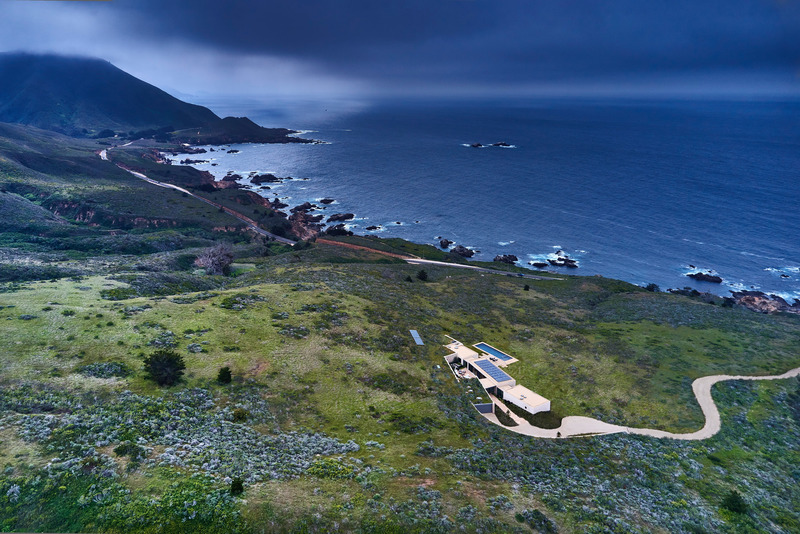 Dossier de presse | 2757-26 - Communiqué de presse | Modern Sustainability in Big Sur - Studio Schicketanz - Architecture résidentielle -  <p style="">The project’s largest design challenge provided the most innovative design solutions. In accordance with local planning laws, the new building had to remain invisible from Highway One. So the team created the building site by cutting a shelf into the gentle hill side. The resulting 15’ high retaining wall is curvilinearly shaped to better blend with the land.<br></p>  - Crédit photo : <p>Tim Griffith Photography</p>
