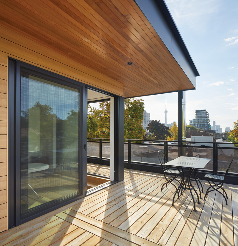 Press kit | 2941-05 - Press release | Robert Street Residences - Taylor Smyth Architects - Residential Architecture - Robert Street Residence II upper level terrace with view of the downtown Toronto skyline.  - Photo credit: Tom Arban Photography Inc.