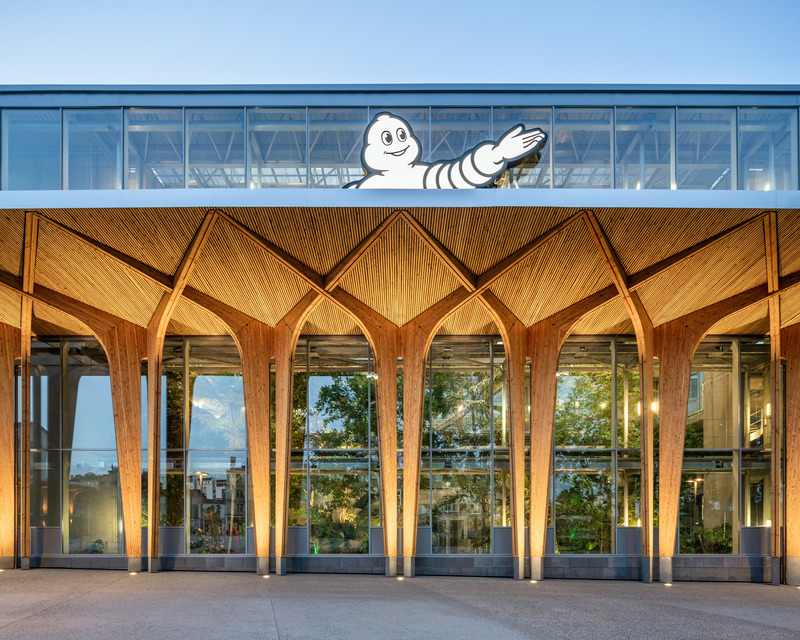 Dossier de presse | 899-02 - Communiqué de presse | La Canopée : Nouvel accueil du siège social Michelin - Encore Heureux Architectes,  Construire et Base - Architecture commerciale - Façade principale sur la place des Carmes - Crédit photo : Cyrus Cornut