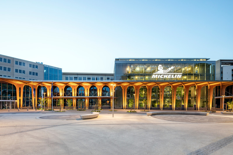 Dossier de presse | 899-02 - Communiqué de presse | La Canopée : Nouvel accueil du siège social Michelin - Encore Heureux Architectes,  Construire et Base - Architecture commerciale - Façade principale sur la place des Carmes de nuit - Crédit photo : Cyrus Cornut