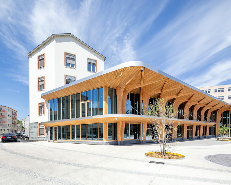 Dossier de presse | 899-02 - Communiqué de presse | La Canopée : Nouvel accueil du siège social Michelin - Encore Heureux Architectes,  Construire et Base - Architecture commerciale - Bâtiment d'accueil vu depuis la place des Carmes, bâtiments historiques réhabilités en arrière-plan - Crédit photo : Cyrus Cornut