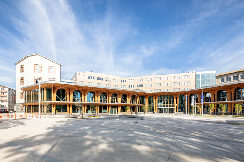 Dossier de presse | 899-02 - Communiqué de presse | La Canopée : Nouvel accueil du siège social Michelin - Encore Heureux Architectes,  Construire et Base - Architecture commerciale -  <p class="">Livraison du nouveau bâtiment d'accueil en 2021, bâtiments historiques réhabilités en arrière-plan</p>  - Crédit photo : Cyrus Cornut