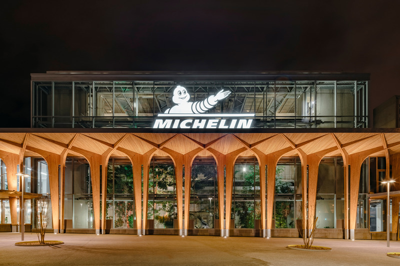Dossier de presse | 899-02 - Communiqué de presse | La Canopée : Nouvel accueil du siège social Michelin - Encore Heureux Architectes,  Construire et Base - Architecture commerciale - Façade principale sur la place des Carmes de nuit - Crédit photo : Nicolas Trouillard