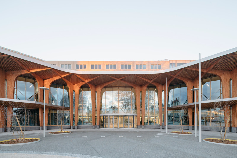 Dossier de presse | 899-02 - Communiqué de presse | La Canopée : Nouvel accueil du siège social Michelin - Encore Heureux Architectes,  Construire et Base - Architecture commerciale - Façade du bâtiment d'accueil vue depuis la place des Carmes - Crédit photo : Nicolas Trouillard