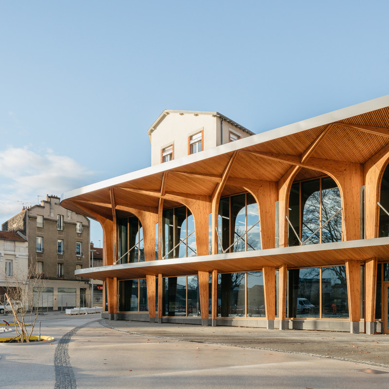 Dossier de presse | 899-02 - Communiqué de presse | La Canopée : Nouvel accueil du siège social Michelin - Encore Heureux Architectes,  Construire et Base - Architecture commerciale - Façade du bâtiment d'accueil vu depuis la place des Carmes - Crédit photo : Nicolas Trouillard