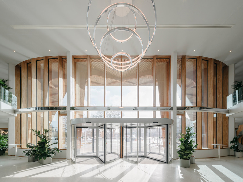Dossier de presse | 899-02 - Communiqué de presse | La Canopée : Nouvel accueil du siège social Michelin - Encore Heureux Architectes,  Construire et Base - Architecture commerciale - Hall commun du bâtiment d'accueil - Crédit photo : Nicolas Trouillard