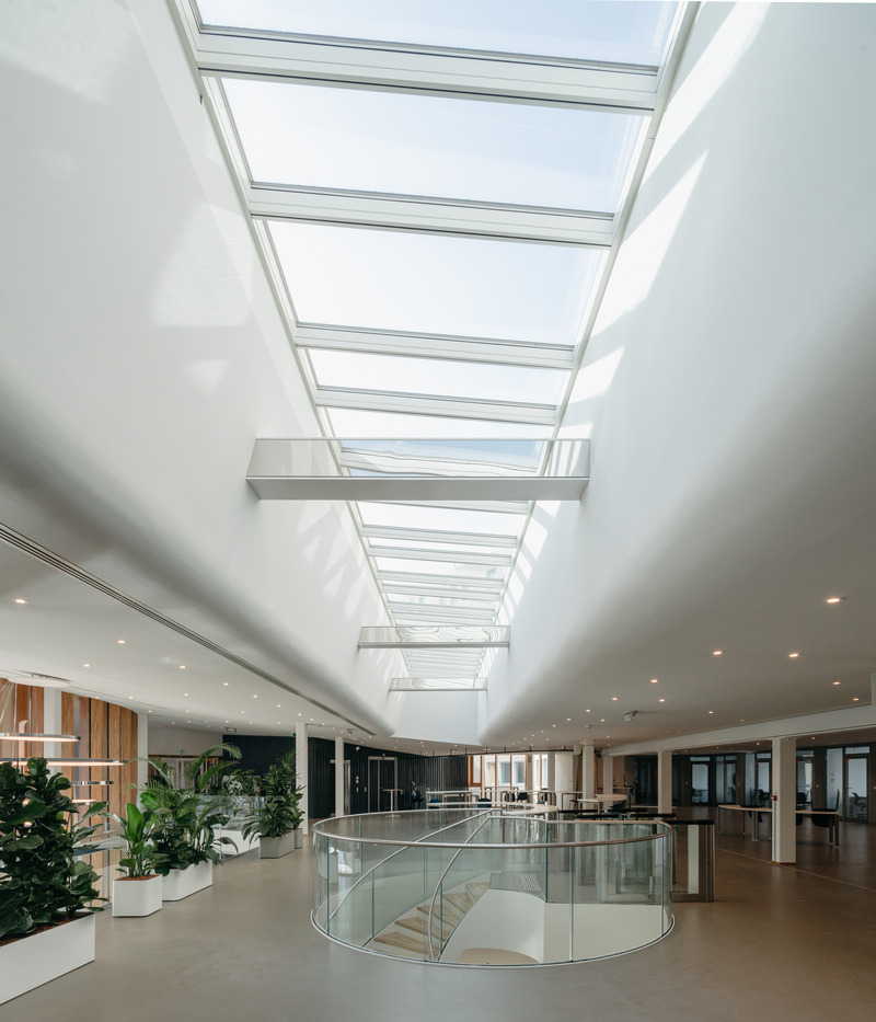 Dossier de presse | 899-02 - Communiqué de presse | La Canopée : Nouvel accueil du siège social Michelin - Encore Heureux Architectes,  Construire et Base - Architecture commerciale - R+1 et escalier central - Crédit photo : Nicolas Trouillard