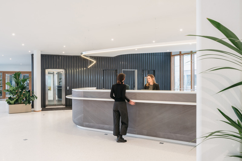 Dossier de presse | 899-02 - Communiqué de presse | La Canopée : Nouvel accueil du siège social Michelin - Encore Heureux Architectes,  Construire et Base - Architecture commerciale - Comptoir d'accueil, pierre de lave adoucie et émaillée, terrazzo, Baswaphon - Crédit photo : Nicolas Trouillard