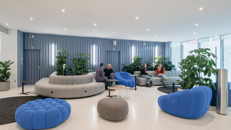 Dossier de presse | 899-02 - Communiqué de presse | La Canopée : Nouvel accueil du siège social Michelin - Encore Heureux Architectes,  Construire et Base - Architecture commerciale - Salon d'attente au rez-de-chaussée - Crédit photo : Nicolas Trouillard