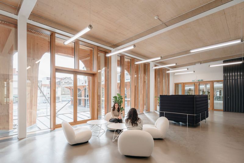 Dossier de presse | 899-02 - Communiqué de presse | La Canopée : Nouvel accueil du siège social Michelin - Encore Heureux Architectes,  Construire et Base - Architecture commerciale - De larges circulations incluant des espaces de convivialité - Crédit photo : Nicolas Trouillard