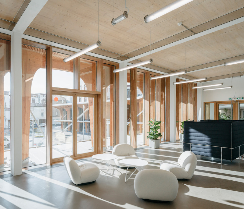 Dossier de presse | 899-02 - Communiqué de presse | La Canopée : Nouvel accueil du siège social Michelin - Encore Heureux Architectes,  Construire et Base - Architecture commerciale - De larges circulations incluant des espaces de convivialité - Crédit photo : Nicolas Trouillard