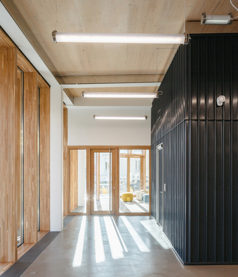 Dossier de presse | 899-02 - Communiqué de presse | La Canopée : Nouvel accueil du siège social Michelin - Encore Heureux Architectes,  Construire et Base - Architecture commerciale - Matériaux et lumières au R+1 - Crédit photo : Nicolas Trouillard