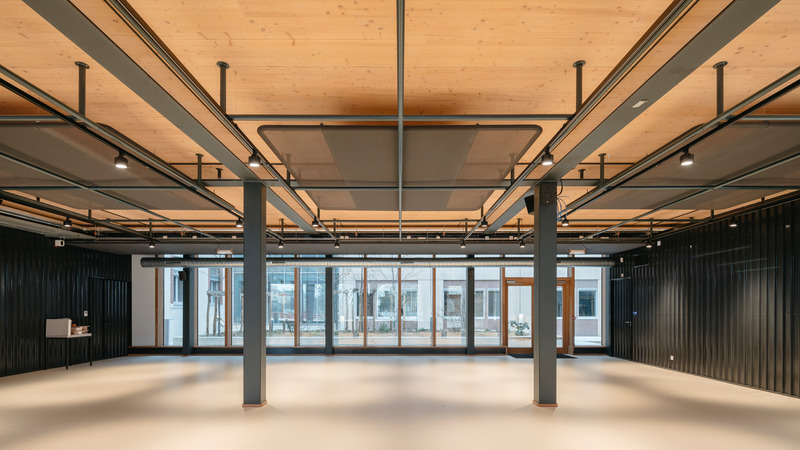 Dossier de presse | 899-02 - Communiqué de presse | La Canopée : Nouvel accueil du siège social Michelin - Encore Heureux Architectes,  Construire et Base - Architecture commerciale - La salle d'exposition temporaire - Crédit photo : Nicolas Trouillard