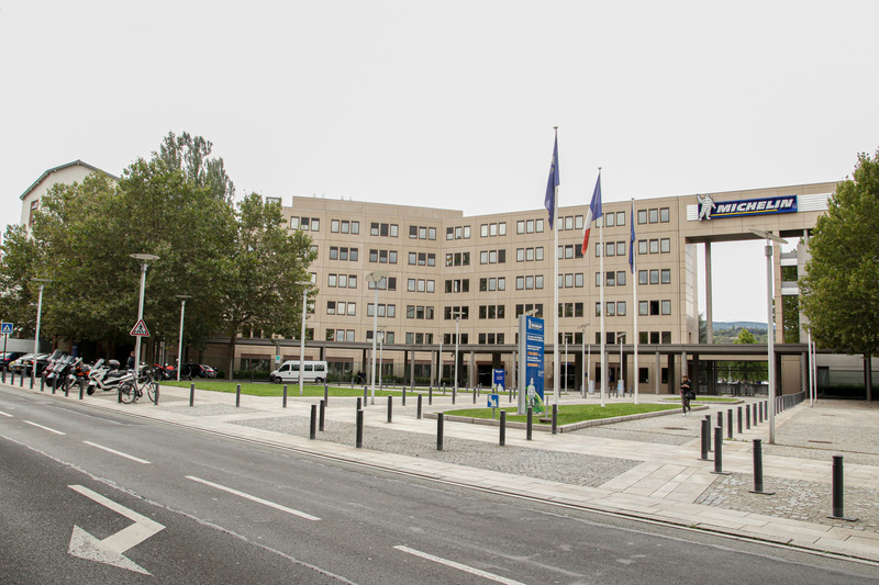 Dossier de presse | 899-02 - Communiqué de presse | La Canopée : Nouvel accueil du siège social Michelin - Encore Heureux Architectes,  Construire et Base - Architecture commerciale - Vue du bâtiment d'accueil depuis la place des Carmes en 2018 - Crédit photo : NC