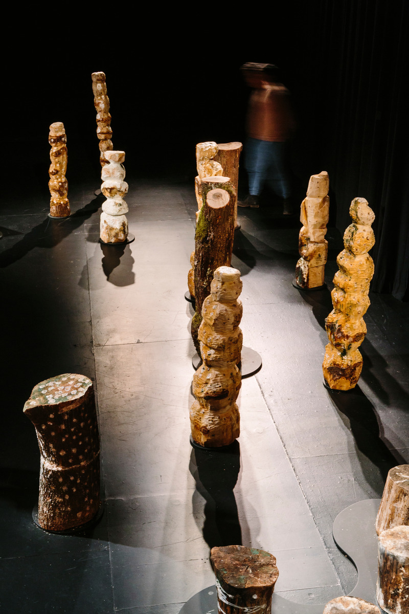 Dossier de presse | 5884-01 - Communiqué de presse | Decay and Regeneration Take Centre Stage at the Rhubarb Festival - Buddies in Bad Times Theatre - Art - Andrea Shin Ling - Calculus of an Infinite Rot - Crédit photo : photo by Gabriel Li; lighting design by Echo Zhou