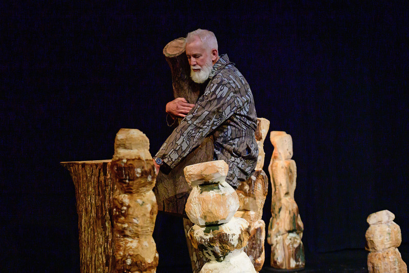 Dossier de presse | 5884-01 - Communiqué de presse | Decay and Regeneration Take Centre Stage at the Rhubarb Festival - Buddies in Bad Times Theatre - Art - Johannes Zits - performance - Working with Wood - Crédit photo : photo by Henry Chan; lighting design by Echo Zhou