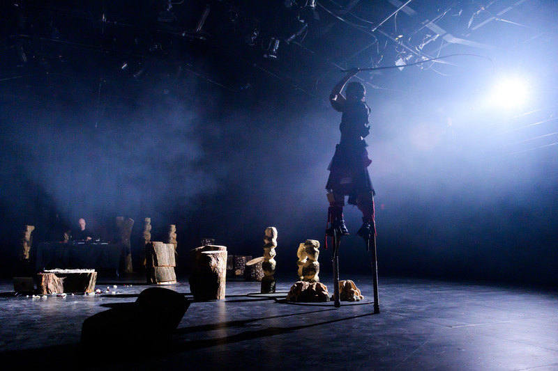 Dossier de presse | 5884-01 - Communiqué de presse | Decay and Regeneration Take Centre Stage at the Rhubarb Festival - Buddies in Bad Times Theatre - Art - Jesus Hilario-Reyes - performance - Akin to the Hurricane - Crédit photo : photo by Henry Chan; lighting design by Echo Zhou