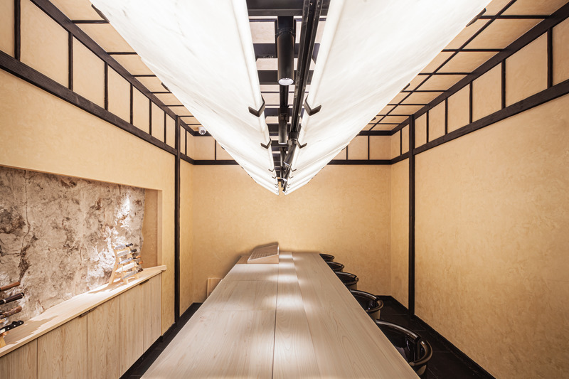 Press kit | 5577-02 - Press release | T0 Sumibi Yakiniku | Shibuyanaka Sushi - Nong Studio - Commercial Interior Design - <p class="">The walls are decorated with artistic paints with gold powder, and the soft light diffused from the customized pendent light give the whole space a warm atmosphere.</p> - Photo credit: Hei Nong