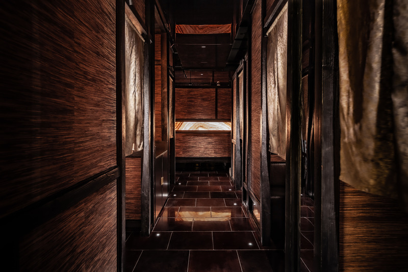 Press kit | 5577-02 - Press release | T0 Sumibi Yakiniku | Shibuyanaka Sushi - Nong Studio - Commercial Interior Design - The wood partitions frame increased spatial depth, while the rough and natural textures on the wall brings out the oriental mystery and serenity.<span></span> - Photo credit: Hei Nong