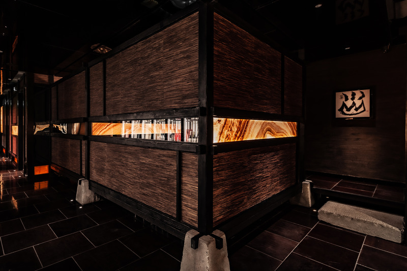 Press kit | 5577-02 - Press release | T0 Sumibi Yakiniku | Shibuyanaka Sushi - Nong Studio - Commercial Interior Design - <p>The PDR is presented by raising the ground, and cut horizontally by inlaying luminous onyx in the middle, which visually weakens the heaviness of the mass and creates a sense of lightness when the flames rise.</p> - Photo credit: Hei Nong