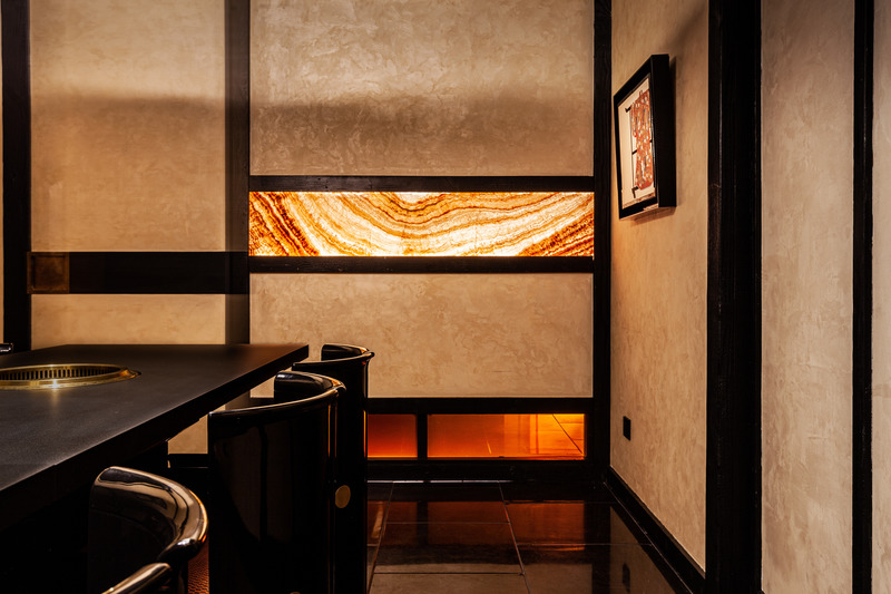 Press kit | 5577-02 - Press release | T0 Sumibi Yakiniku | Shibuyanaka Sushi - Nong Studio - Commercial Interior Design - <p>Inside ‘fire’ private dinning room, gold powder is added to the art paint, which is a metaphor for the meaning of "fire generates gold".</p> - Photo credit: Hei Nong