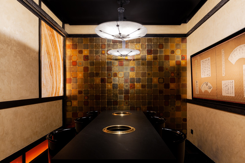 Press kit | 5577-02 - Press release | T0 Sumibi Yakiniku | Shibuyanaka Sushi - Nong Studio - Commercial Interior Design - <p class="">Inside ‘fire’ private dinning room, decorated with handmade golden foil wallpaper.</p> - Photo credit: Hei Nong