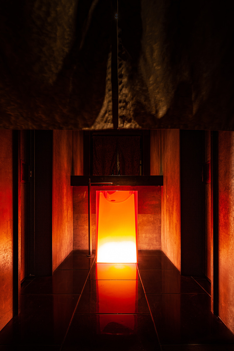 Press kit | 5577-02 - Press release | T0 Sumibi Yakiniku | Shibuyanaka Sushi - Nong Studio - Commercial Interior Design - The restroom uses the red basin of ANTONIO LUPI to express the theme of fire. At the same time, the red light through the door curtain can guide people.<span></span> - Photo credit: Hei Nong