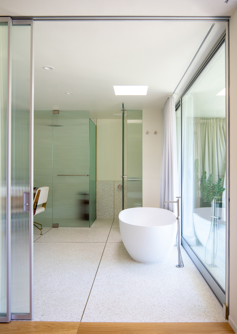Press kit | 2933-04 - Press release | Midcentury Modern Remodel in Beverly Hills - Heusch Inc - Residential Architecture - Master Bath - Photo credit: Gerhard Heusch