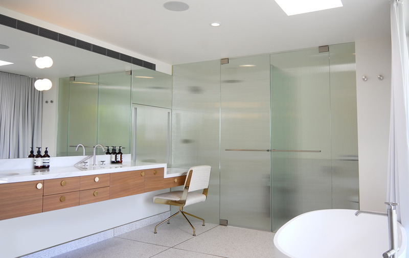 Press kit | 2933-04 - Press release | Midcentury Modern Remodel in Beverly Hills - Heusch Inc - Residential Architecture - Master Bath - Photo credit: Gerhard Heusch